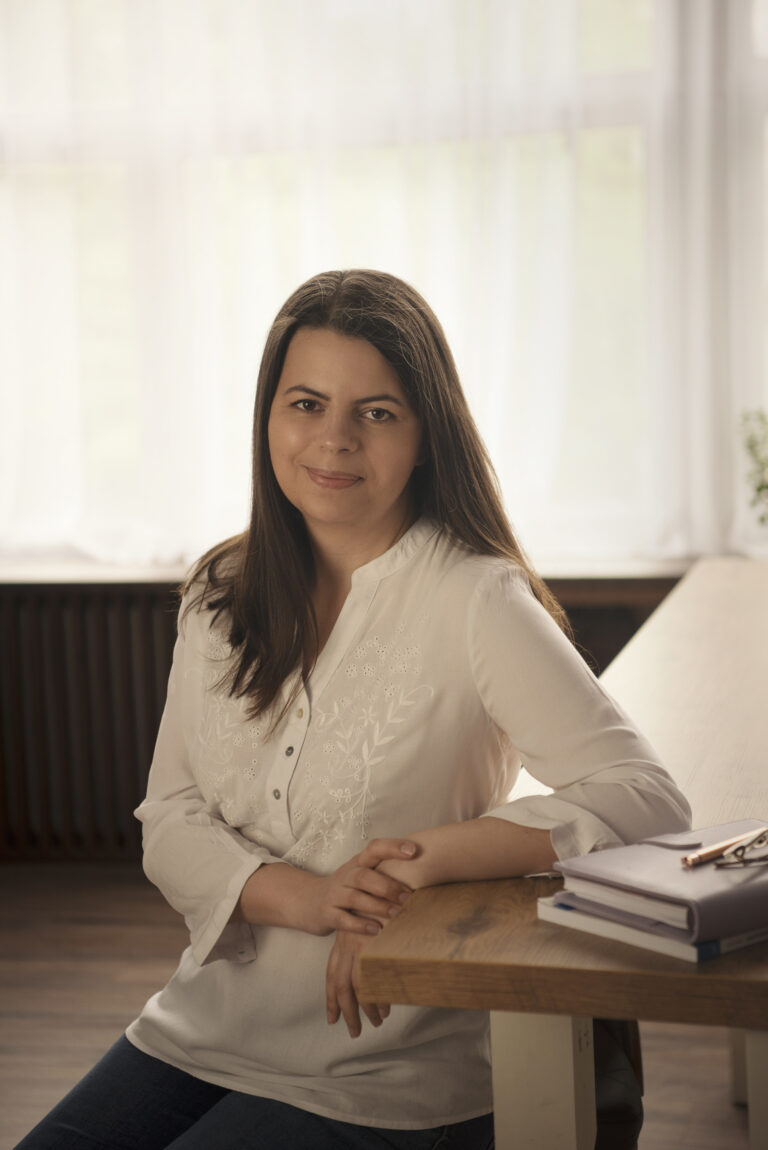 Marta Zielińska coach kryzysowy przy biurku.