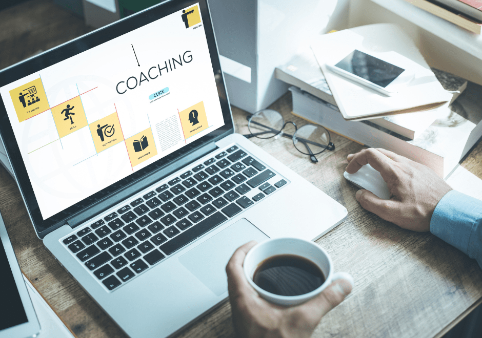 Laptop z napisem coaching na ekranie.