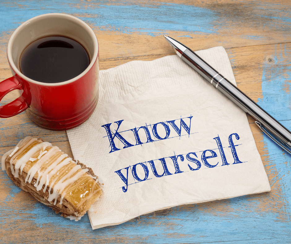 Serwetka z napisem Know yourself, jako symbol swoich wartości. 