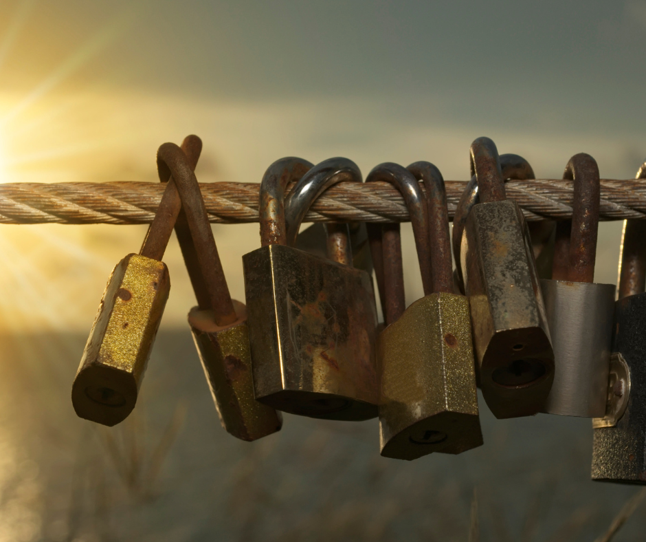 Kłódki zapięte na linie, symbolizują blokujące przekonania.