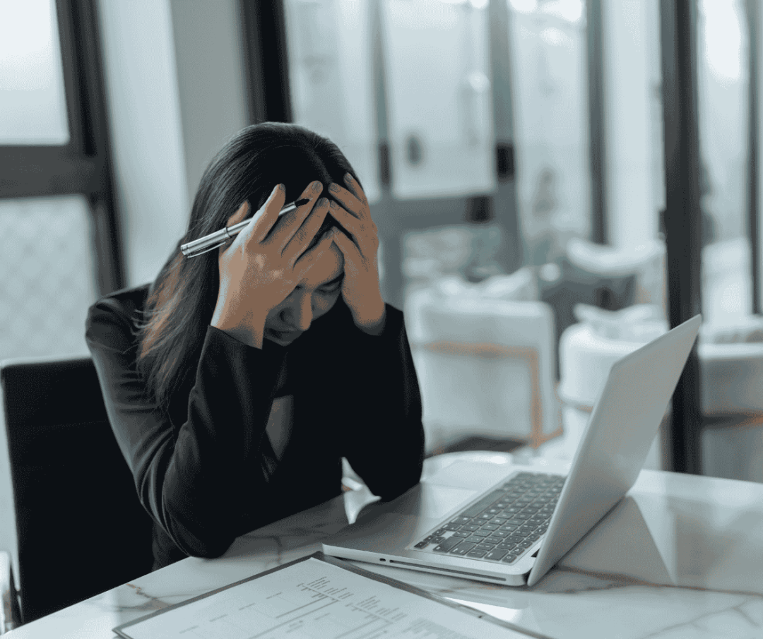 Nie radzę sobie w pracy - zmęczona kobieta przy biurku